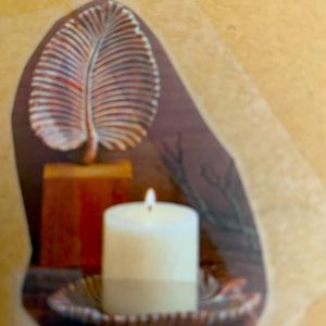 Sculpted leaf pillar holder